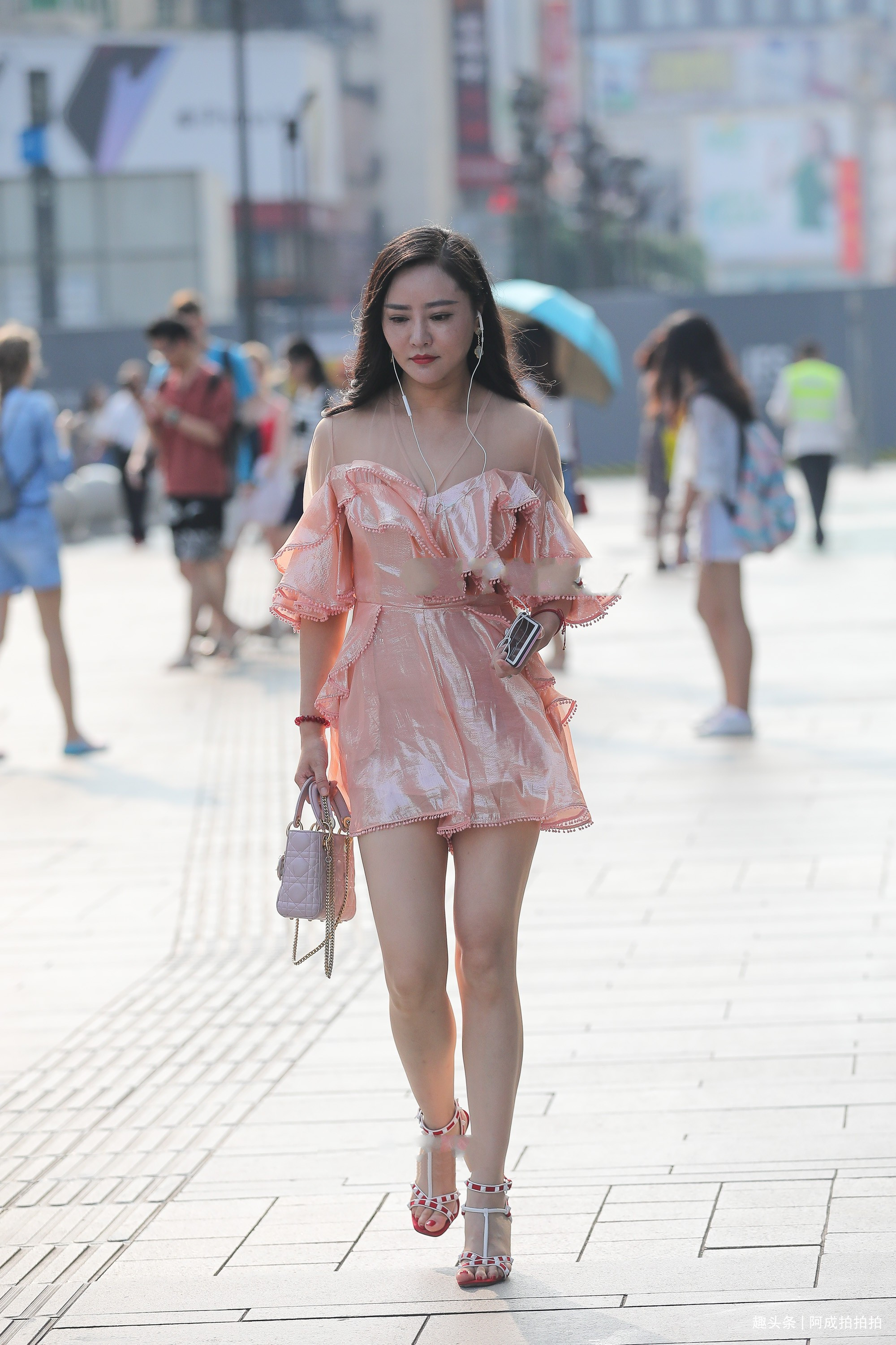 亮色连衣裙的优越感,魅力十足,华丽典雅