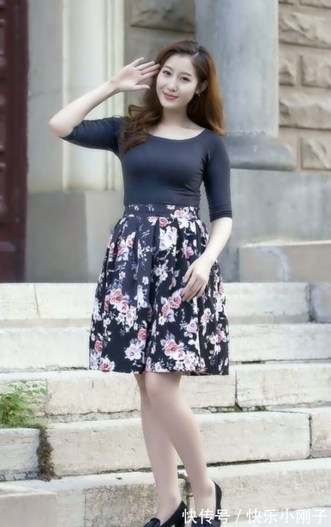 小姐姐 碎花裙搭配纯色T恤的组合,借助高跟鞋的辅助,整体呈现不一样的穿搭