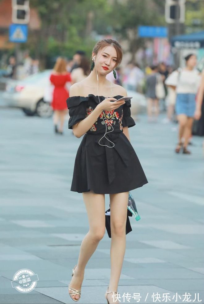 锁骨 夏末初秋穿搭也要放得开,一字肩设计秀出小可爱,露出锁骨才完美