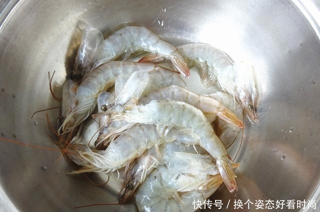 天冷了,三餐都要认真做,晒下我家的晚餐,两口人的餐桌,温暖!