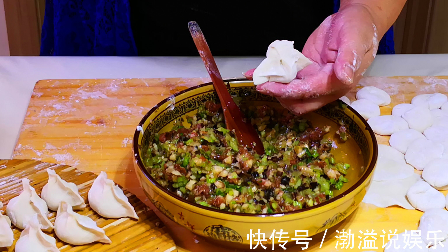 芹菜饺子好吃的调馅方法,鲜美多汁不油腻,越吃越香,上桌一扫光