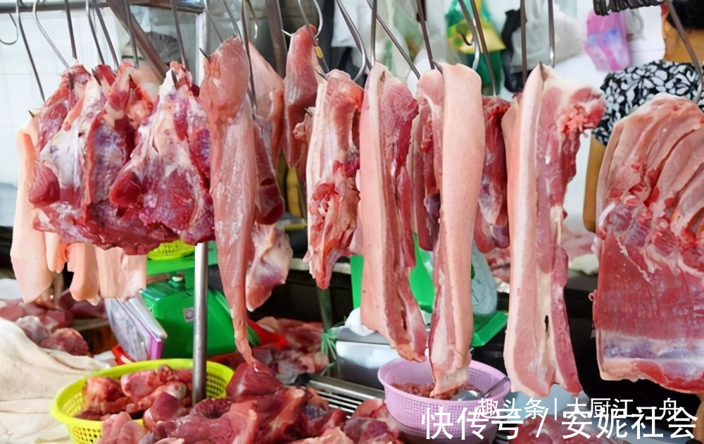保存猪肉时，最忌直接放冰箱，肉贩子教我一招，放半年照样新鲜
