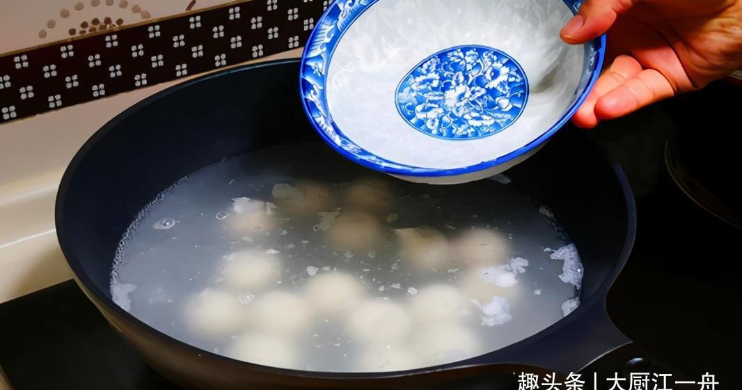 只用清水煮汤圆就错了,教你一招,汤圆煮好后软烂不露馅,真解馋