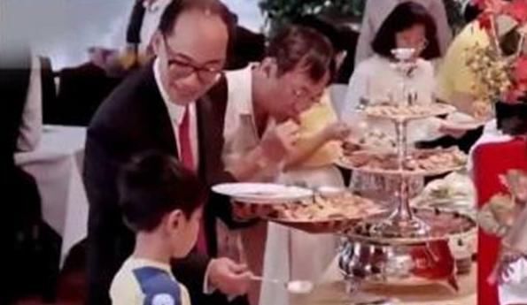 王奶奶|奶奶带着孙子吃自助餐,留下一张桌子就转身去,食堂的处理方式很舒服