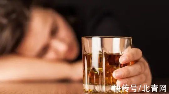 不要小看过度饮酒，对身体伤害大