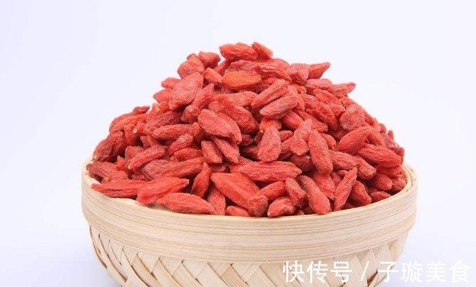 胡萝卜素|枸杞泡水明目养肝降三高,但是不能跟它泡水喝,很多人不知晓