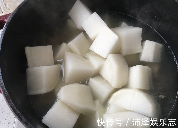 炖羊肉，料不能随便放！多数人放它，毁了一锅肉，难怪肉柴膻味重