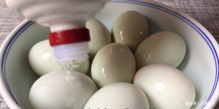 把白酒倒进鸭蛋里，真是厉害了，个个翻沙流油，吃着满嘴留香