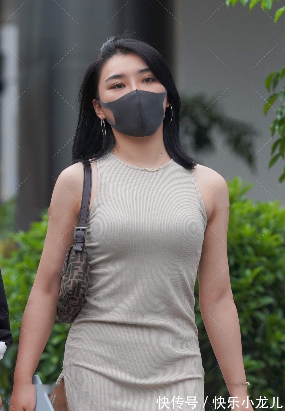 针织面料|出众的气质美女!看起来很优雅,我想我是没有机会追求她了