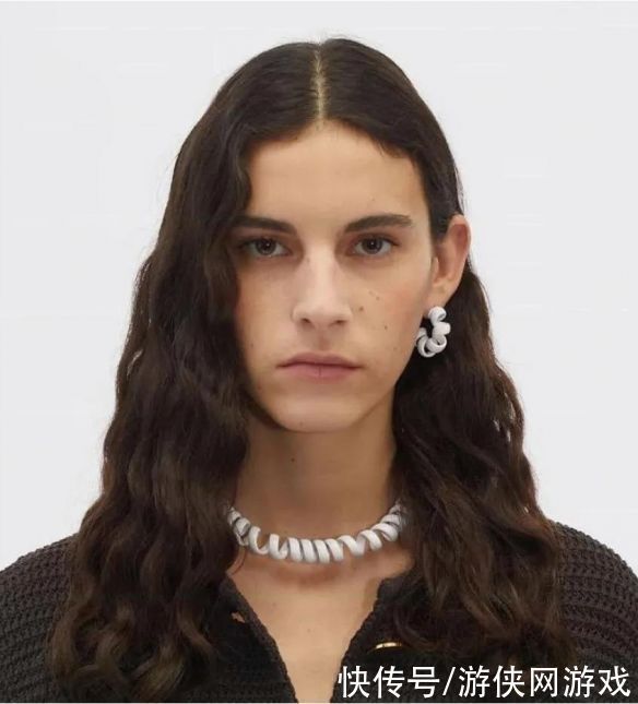 天价|一根电话线1万5?国外奢侈品牌推天价项链惹网友吐槽