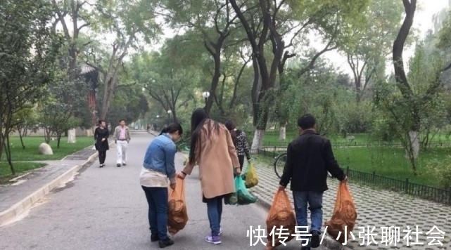 10号钩挂玉米都被干弯了!浑身绿得发黑,钓友:烫手别放生