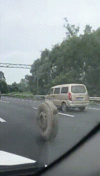 |搞笑GIF:教室里的女汉子又开始劈腿了,真是伤不起啊