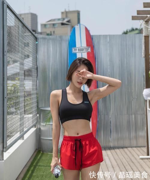 穿搭|楼顶天台上的运动美女,这一身穿搭很阳光