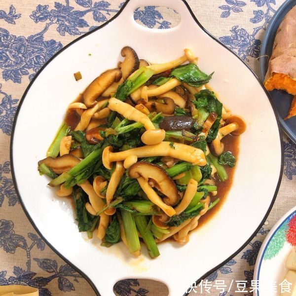 皮肤瘙痒|吃货们决不能错过的素菜首选这道菜「双菇炒小白菜」