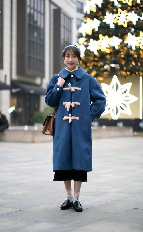 早春轻熟风：大衣+连衣裙，优雅又有女人味，气质很加分