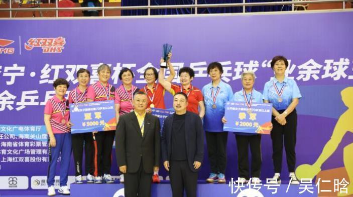 暖心|大姐紧抓刘国梁手臂不放,刘国梁做法暖心,被2位女球迷搂腰合影