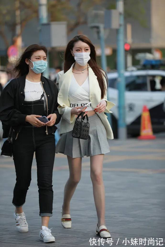 百褶裙|街拍:西装搭配浅灰色百褶裙,既漂亮又充满青春活力