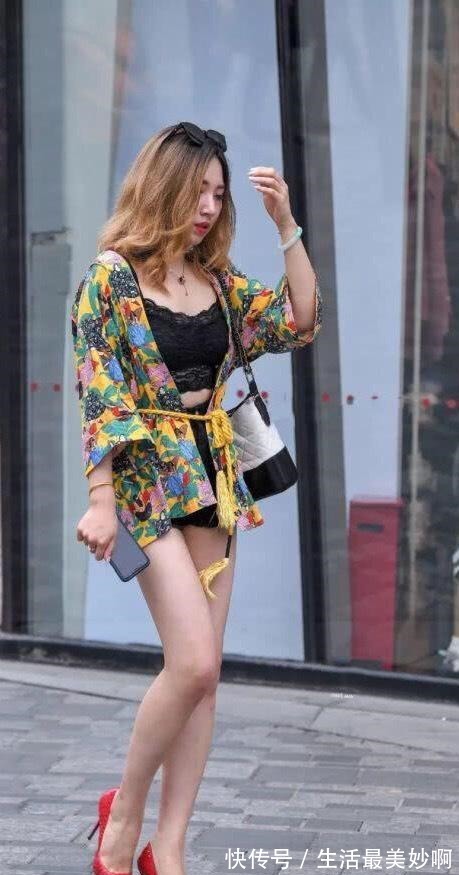 牛仔短裤 气质非凡的小姐姐约会这样穿很有仙女范,雪纺衫配小背心,太潮了!