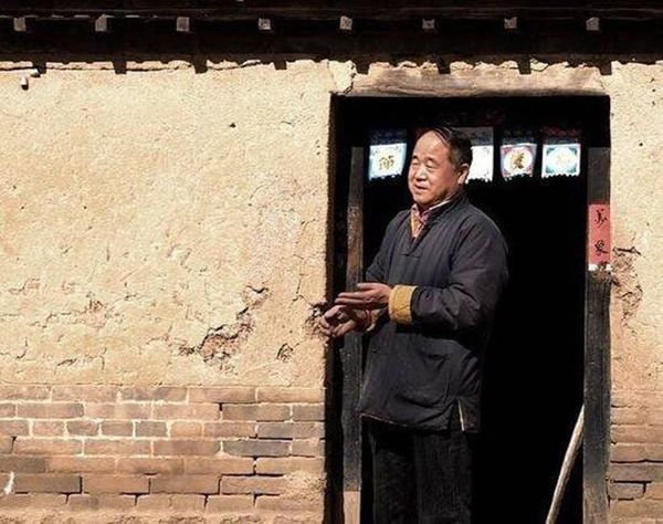 莫言四年读1000多册书,放下书就写,2012年获中国第一个诺贝尔奖