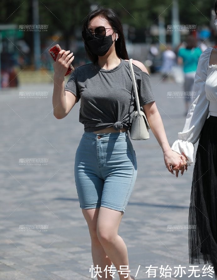 小姐姐|喜欢普通T恤衫的简单，但又穿不出美来，这种方法最适合你了