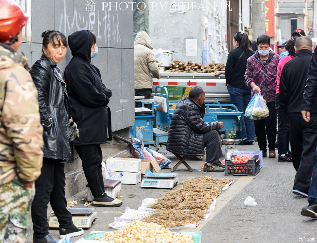  中朝边境的长白菜市场，人参像萝卜一样摆地上卖，有的商品真便宜