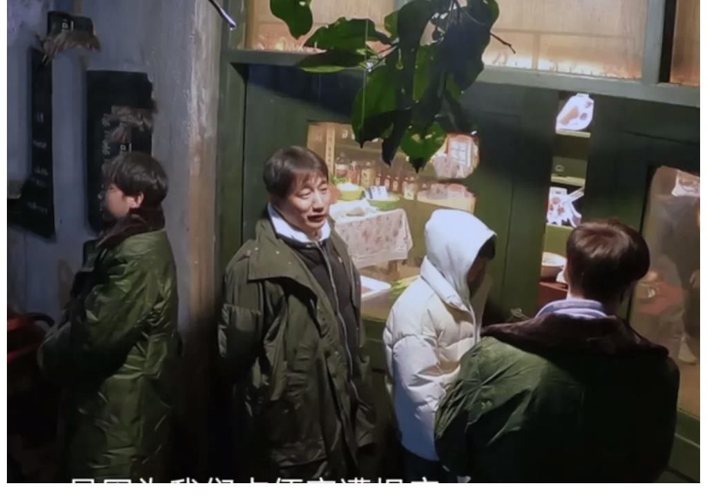 何炅|黄磊，何炅，张艺兴一行人不睡觉，集体素颜爬起来冒着雨抢购