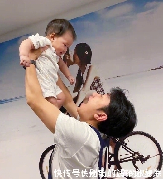 厨艺|王祖蓝晒全家福庆父亲节，还下厨给李亚男做美食，夫妻俩热吻甜齁