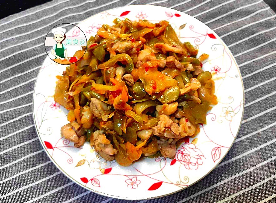 鸡腿肉别老红烧了，学会此做法，简单炒一炒，上桌胃口大开，特香