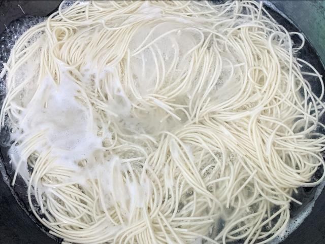 颜小厨|女儿经常点名要吃这早餐，简单一煮，5分钟就上桌，营养又美味