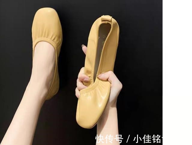 松紧带 中年女人别老穿运动鞋了,今年流行这3双鞋,时尚又得体!