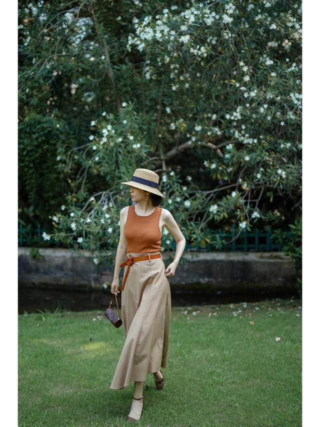 淡雅 40+女生秋天备这3条裙子,搭配西服、针织衫更优雅,时髦又减龄