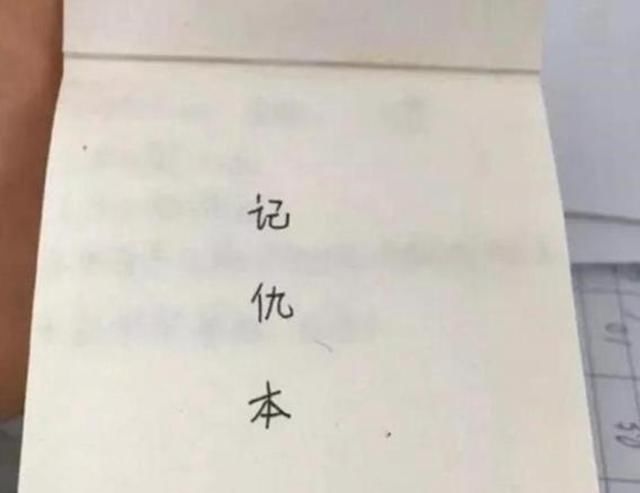 家长别乱翻孩子的书包,包中世界“精彩无比”,你会被气笑的