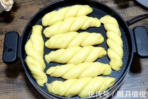 玉米面做面食不用蒸,松软细腻底部焦脆,比蒸的香,全家都爱吃