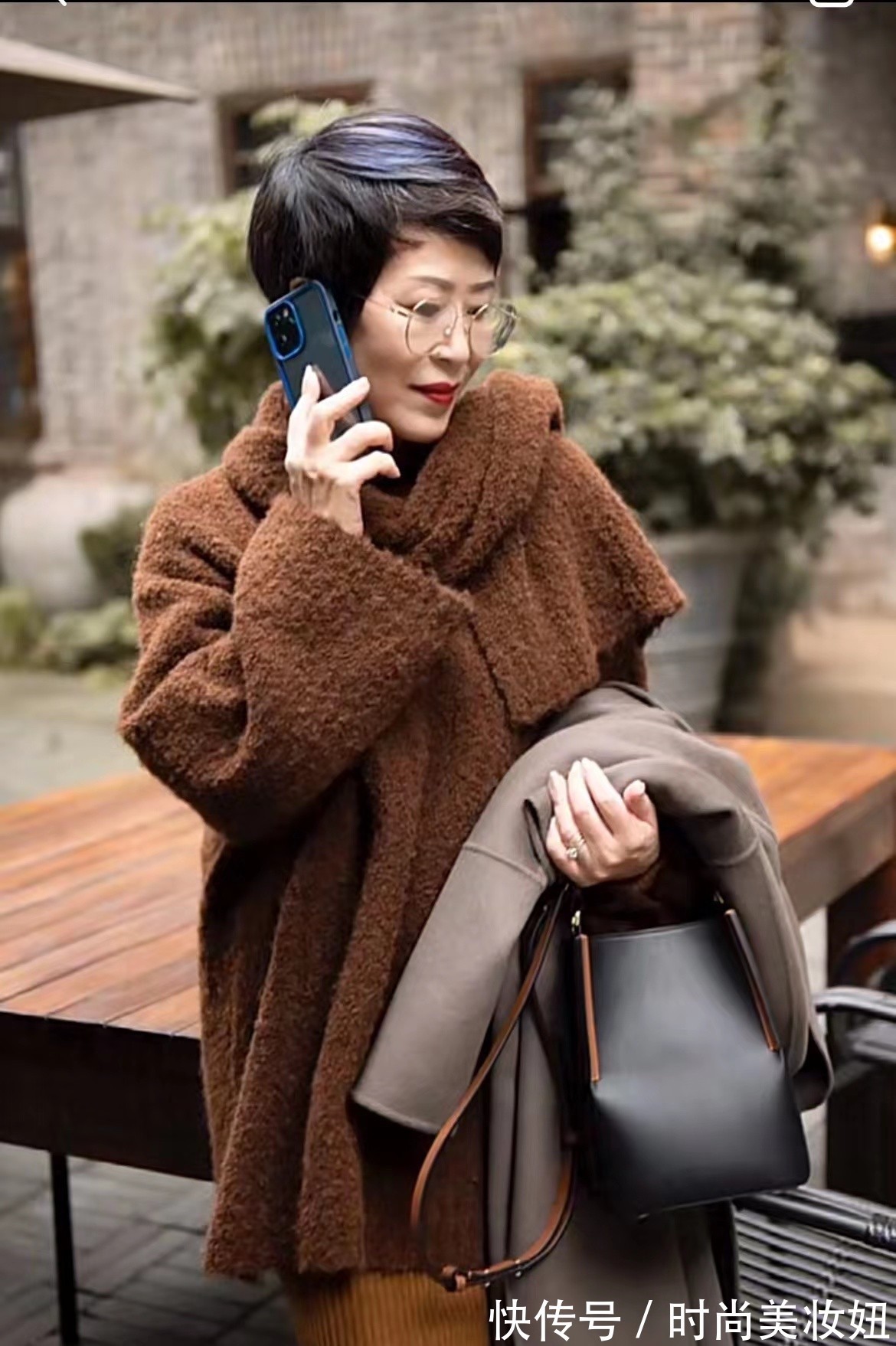 毛衣|60岁的女人越简单越高级,看这位奶奶的穿搭,显得气质又优雅