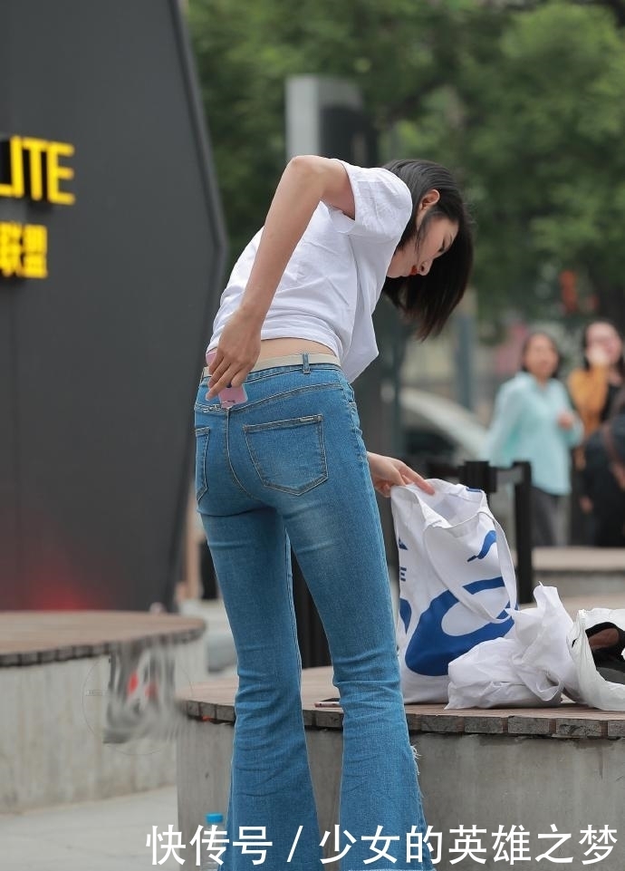 牛仔裤|街拍:牛仔裤的简约搭配,低调的魅力