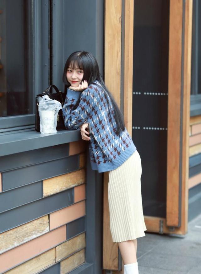 温暖|美女身穿蓝色长裙，上面的碎花很有复古气息，给人一种温暖的感觉