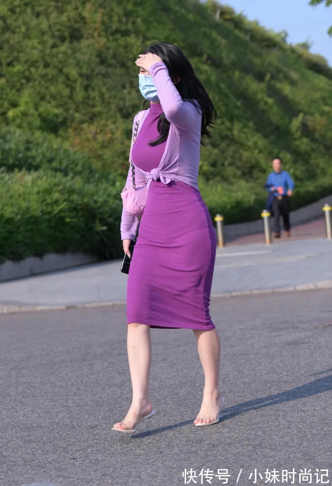 街拍穿紧身裙的女孩子