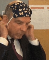 |搞笑GIF：姑娘 虽然你长得挺好看 但你进门的样子我还是笑出了声