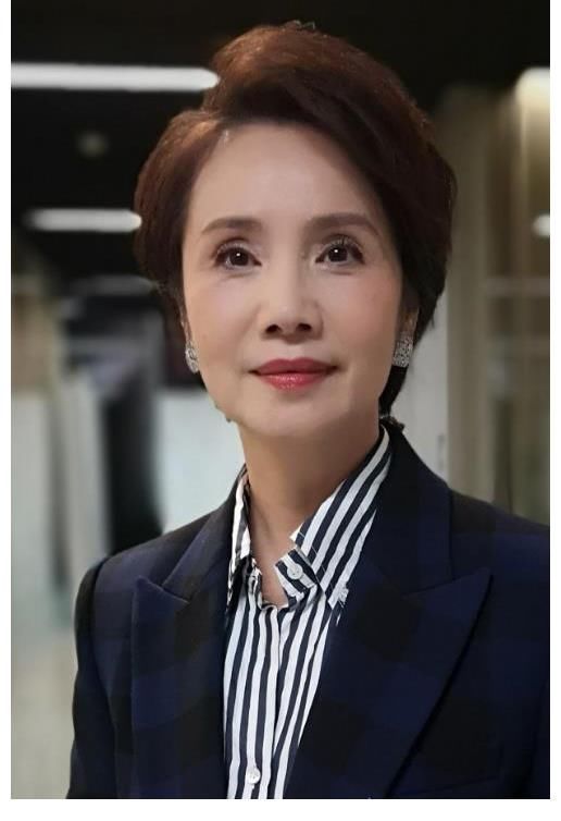 央视新闻主播徐俐宣布退休,晒九宫格美照掀回忆杀,观众直呼不舍