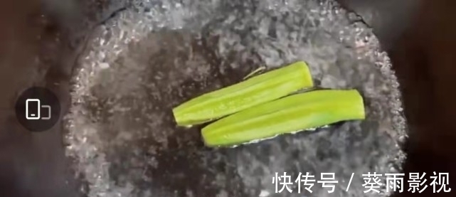 谢娜录制秋葵蒸蛋教程,将秋葵切成星星形状,自叹小宝宝每次都能吃光光