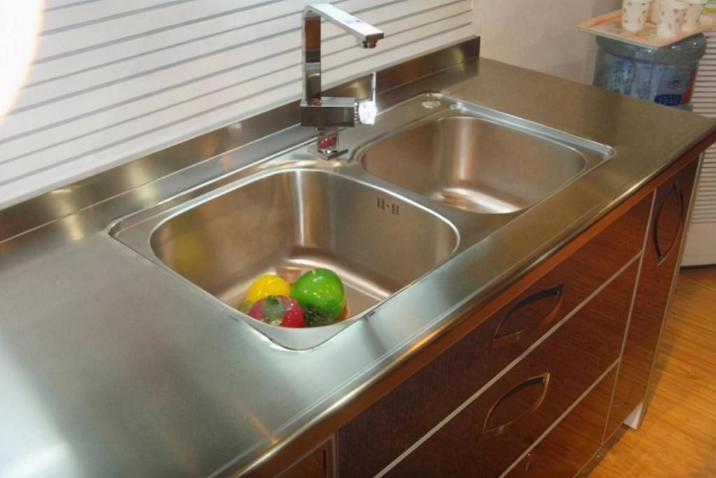 清洁卫生|越来越多人厨房台面不用大理石了，现在流行用这种材质太实用了