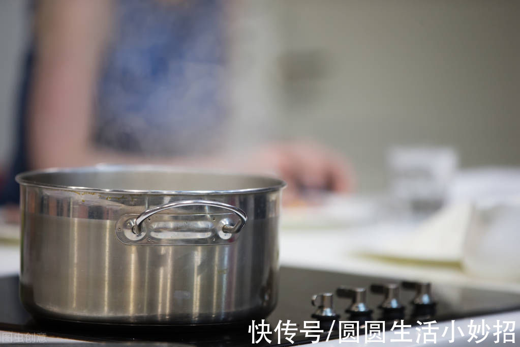 不锈钢锅发黑发黄，教你一招，只需用它抹一抹，立马像新的一样