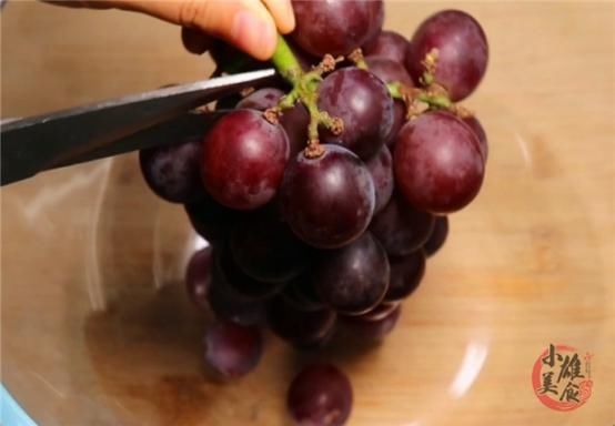 洗葡萄只用盐和淀粉,等于吃农药,教你1个技巧,虫卵农药全跑光
