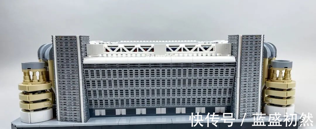 足球场|乐高10299皇家马德里足球场——圣地亚哥·伯纳乌球场开箱评测!