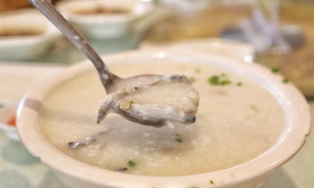 带着儿子喝早茶,112元吃一桌,网友:最后一道给钱也不吃!