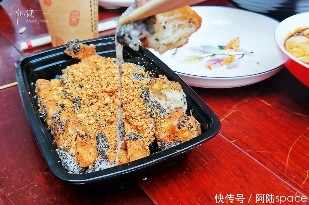 油条|这条非遗美食街上的“油条包麻糍”,不仅卖相好看,味道也不错