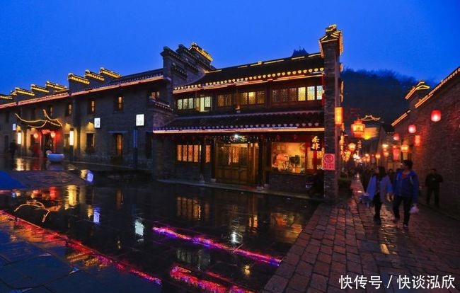 青石板路、古色古香的建筑，三千年的镇江，一座座如画的千年古镇