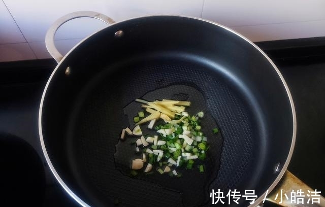 内酯豆腐|虾仁豆腐汤直接下锅煮就错了,多加这一步,汤头鲜香十足,味道好