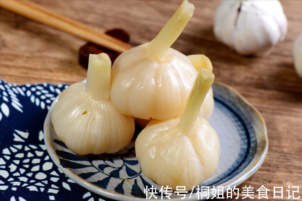 雪碧|往大蒜里倒入雪碧，原来饭店的腌糖蒜这样做，脆甜爽口真解腻