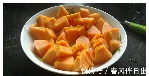 木瓜银耳羹 它是“护肤大王”,隔几天吃一次,皮肤白皙紧致,显年轻!